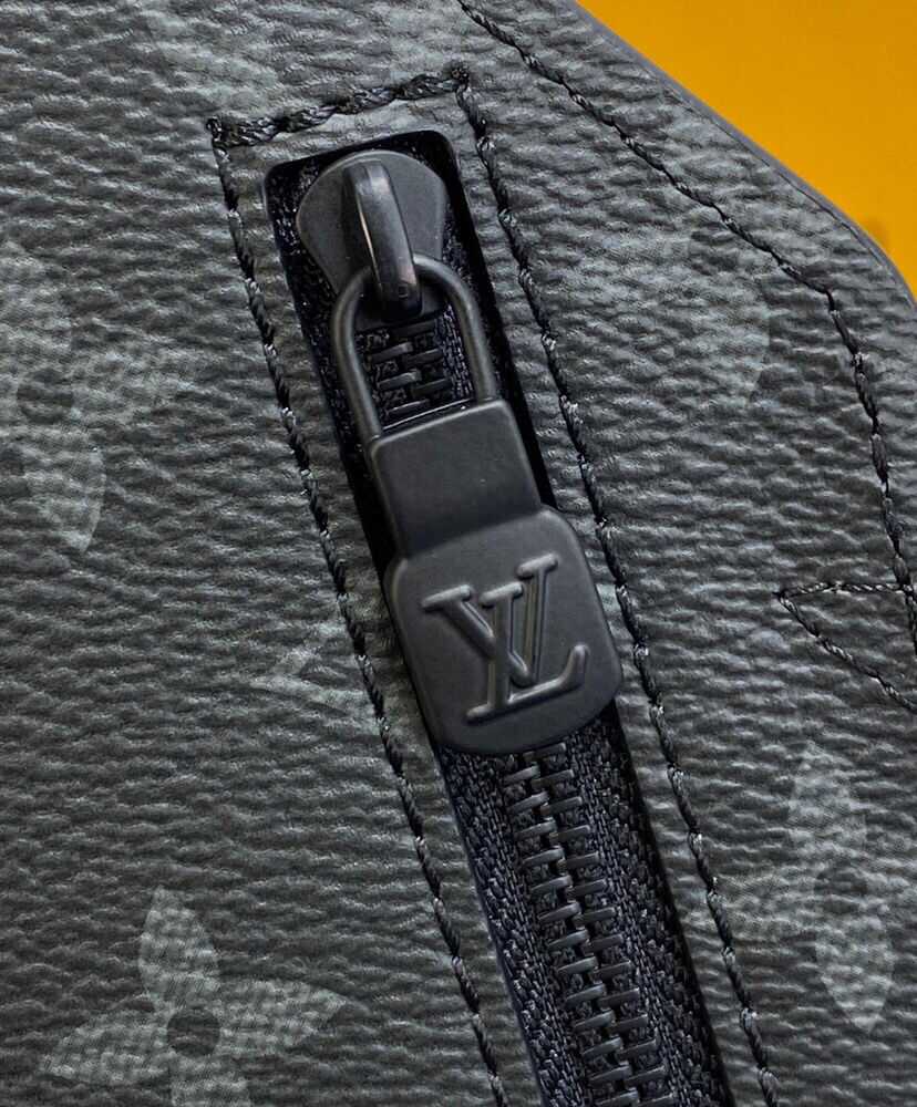 Louis Vuitton Saumur Slingbag M45912 Black