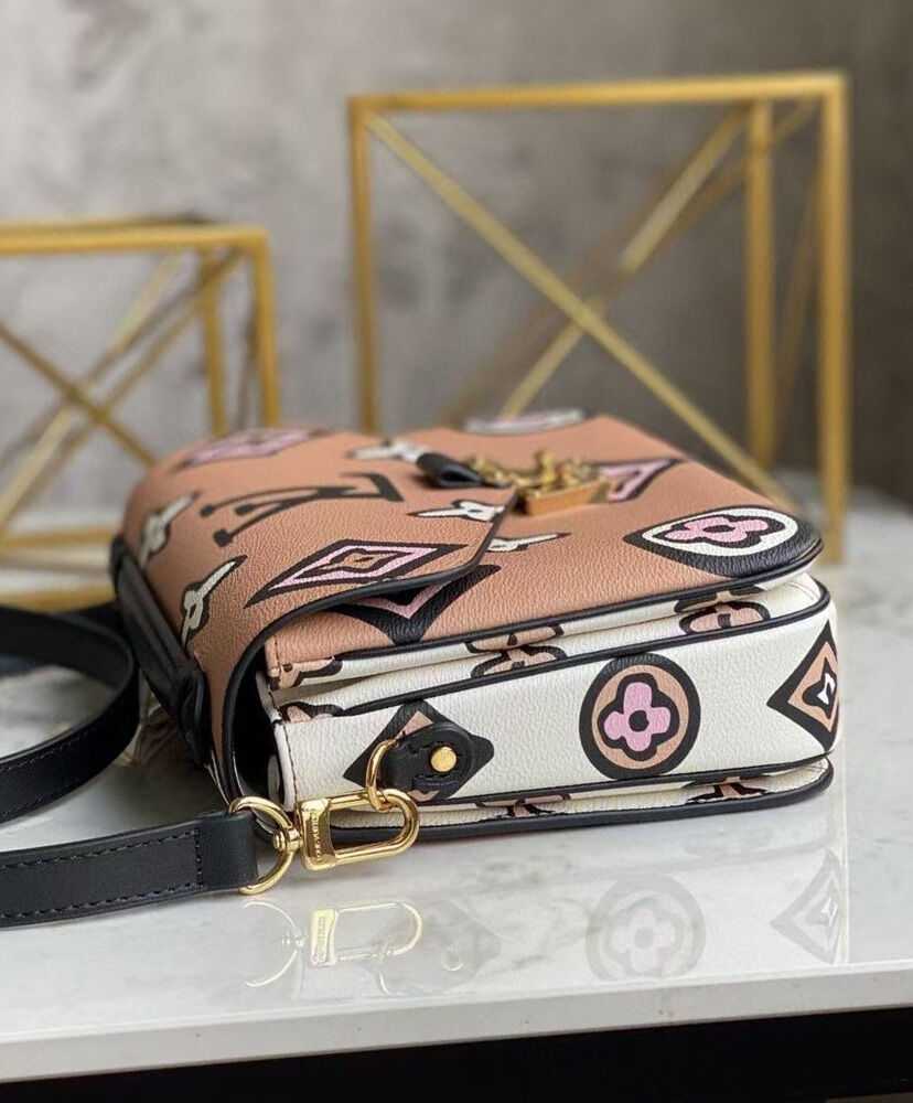 Louis Vuitton Pochette Metis M45823 Apricot