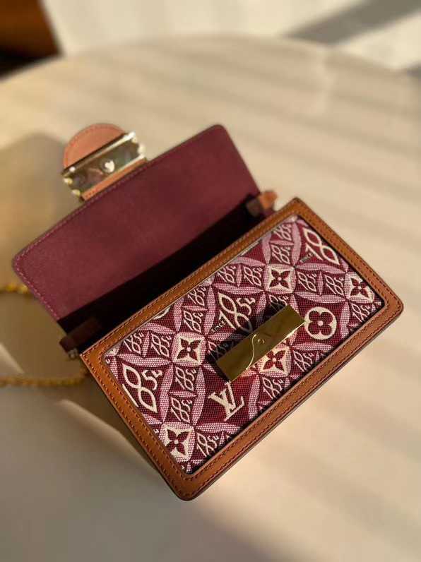 Louis Vuitton Outlet SINCE 1854 DAUPHINE CHAIN WALLET M69992 Bordeaux