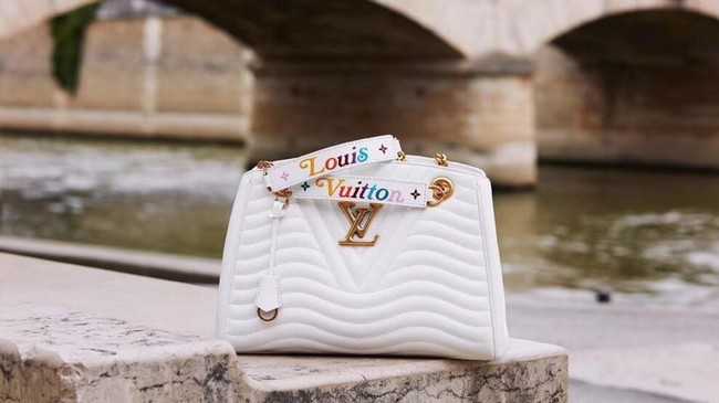 Louis Vuitton Outlet NEW WAVE CHAIN TOTE M51978 white