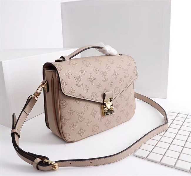 Louis Vuitton Outlet Mahina Leather POCHETTE METIS M40780 apricot