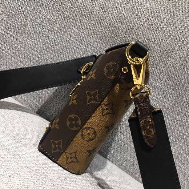 2017 Louis Vuitton Outlet fashion show original monogram bag pm M51178