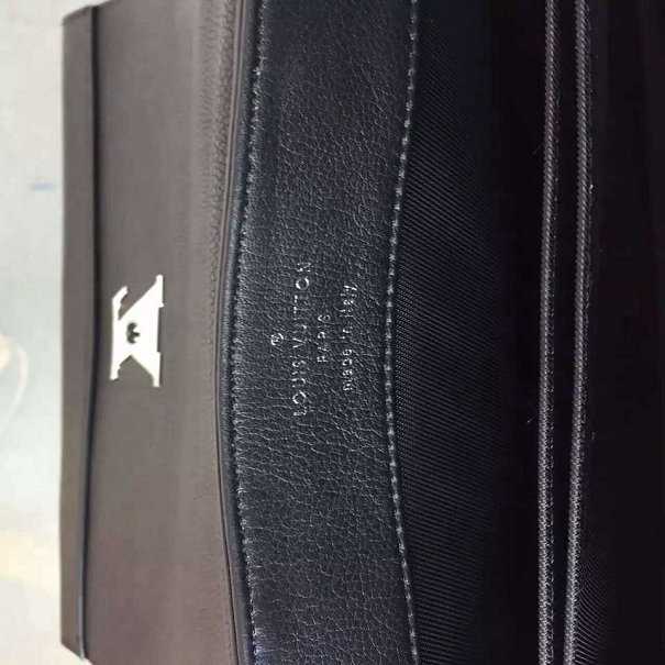 2015 Louis Vuitton Outlet soft calf leather lockme II M50250 black(original leather)