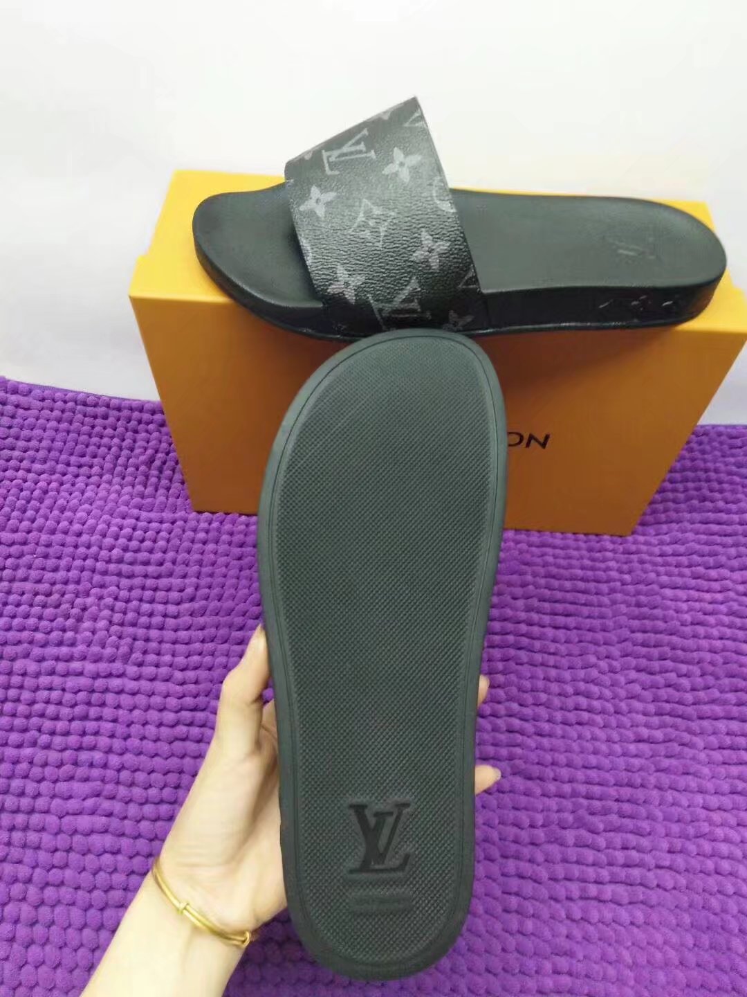 Louis Vuitton Outlet Lovers slippers LV881OM