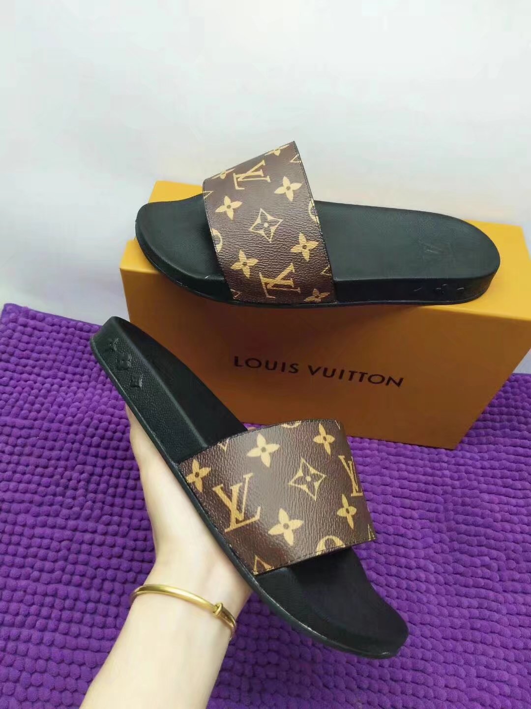 Louis Vuitton Outlet Lovers slippers LV882OM