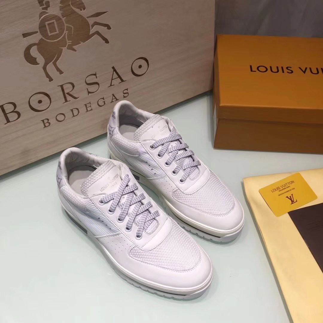 Louis Vuitton Outlet mans RUN AWAY SNEAKER LV841TZ white